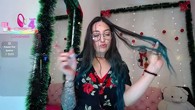 Snapshot of LunaAponte chatting on 12.16.25 LunaAponte online show from 12.16.25