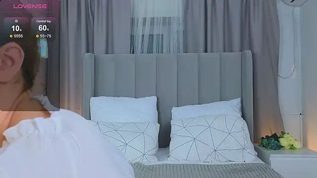 Snapshot of LyraTate chatting on 12.16.25 LyraTate online show from 12.16.25