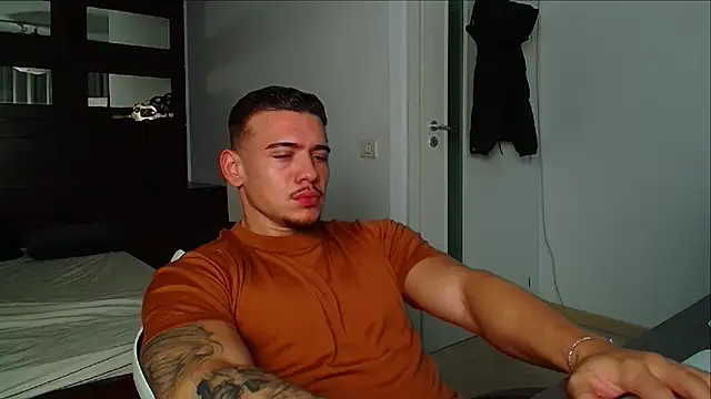 Snapshot of ElijahThorne chatting on 12.02.25 ElijahThorne online show from 12.02.25