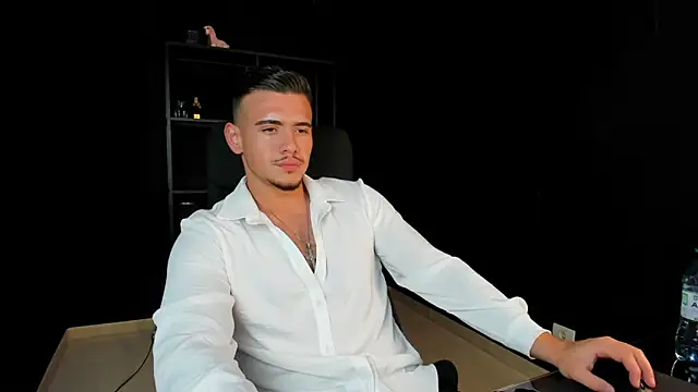 Snapshot of ElijahThorne chatting on 04.10.26 ElijahThorne online show from 04.10.26