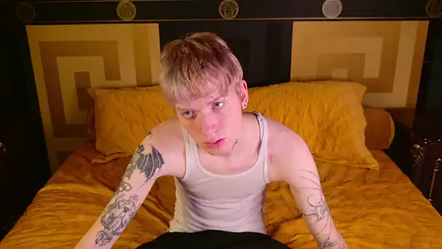 Snapshot of TRAVIS_CLAS chatting on 12.01.25 TRAVIS CLAS online show from 12.01.25