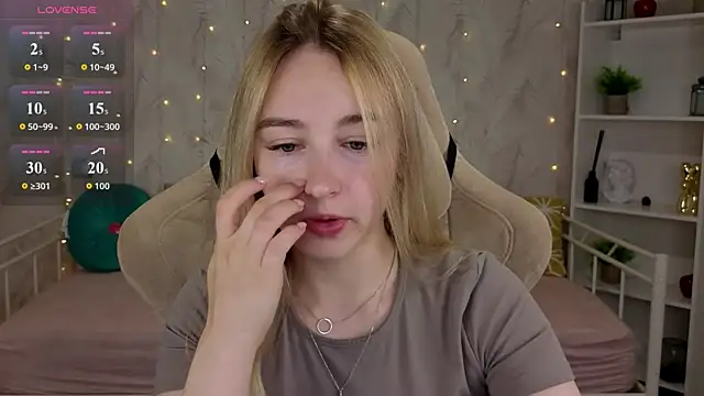 Snapshot of Shy_Polly chatting on 07.23.26 Shy Polly online show from 07.23.26