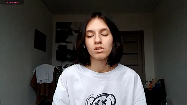 Snapshot of KennaElse chatting on 12.04.25 KennaElse online show from 12.04.25