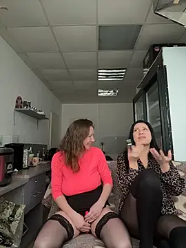 Snapshot of VaryaRose chatting on 12.14.25 VaryaRose online show from 12.14.25