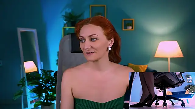 Snapshot of DianaTorrens chatting on 12.20.25 DianaTorrens online show from 12.20.25