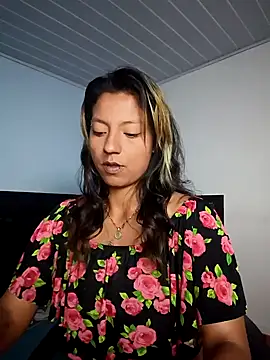 Snapshot of SamathaMay chatting on 12.20.25 SamathaMay online show from 12.20.25