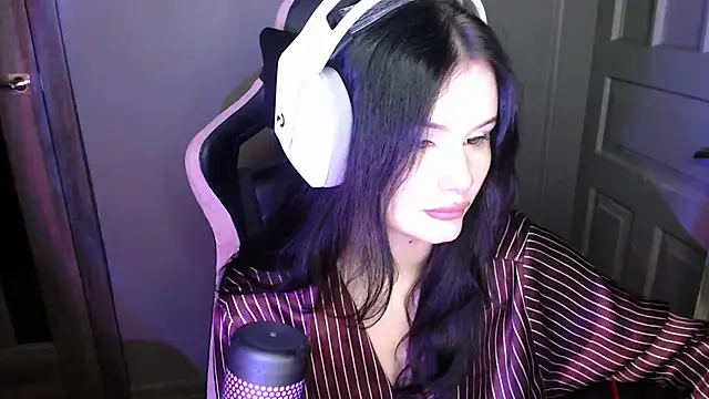 Snapshot of Moon_raven chatting on 12.16.25 Moon raven online show from 12.16.25