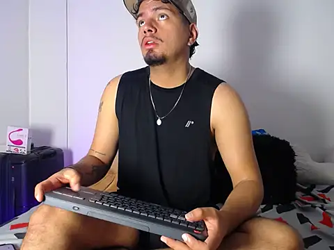 Snapshot of Henry_villa23 chatting on 11.24.25 Henry villa23 online show from 11.24.25