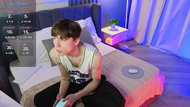 Snapshot of cuMte_boy chatting on 11.24.25 cuMte boy online show from 11.24.25