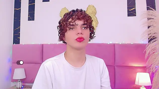 Snapshot of Skyee_angel chatting on 12.14.25 Skyee angel online show from 12.14.25