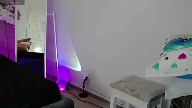 Snapshot of DeniseSun chatting on 11.27.25 DeniseSun online show from 11.27.25