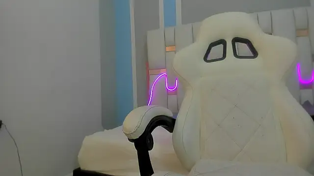 mask red girl online show from 02.11.26