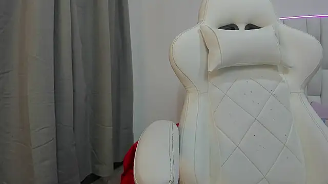 mask red girl online show from 03.04.26