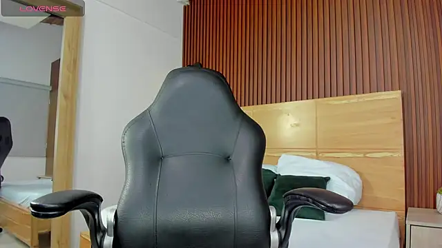 Snapshot of zully28_ chatting on 11.27.25 zully28 online show from 11.27.25