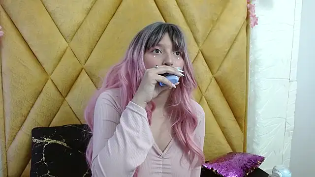 Snapshot of CandySwan chatting on 12.18.25 CandySwan online show from 12.18.25