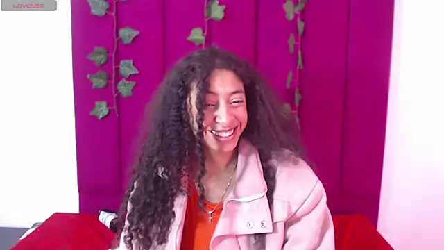 Snapshot of Tinyy_Star chatting on 11.24.25 Tinyy Star online show from 11.24.25