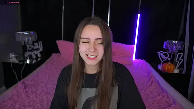 Snapshot of TinyNatalie chatting on 11.26.25 TinyNatalie online show from 11.26.25