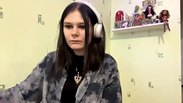 Snapshot of TraceeSchutt chatting on 11.30.25 TraceeSchutt online show from 11.30.25