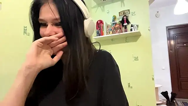 Snapshot of TraceeSchutt chatting on 12.03.25 TraceeSchutt online show from 12.03.25