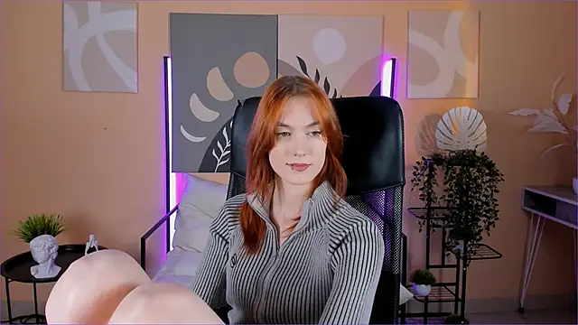 Snapshot of SierraHarper chatting on 12.13.25 SierraHarper online show from 12.13.25