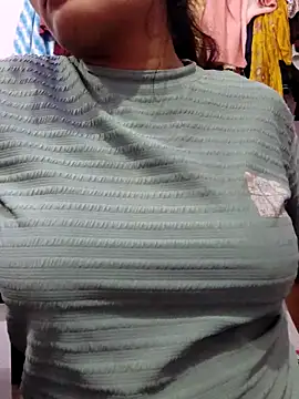 Snapshot of Hot_hania chatting on 11.30.25 Hot hania online show from 11.30.25