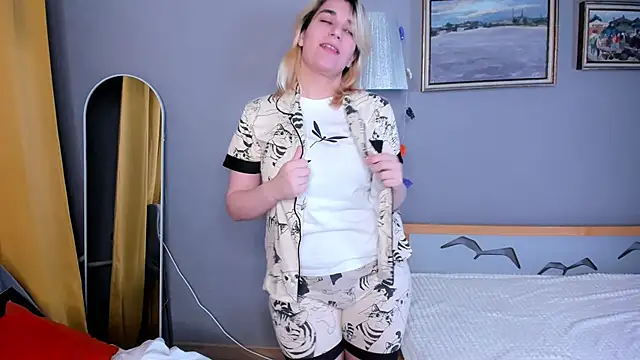 Snapshot of TideLunar chatting on 12.05.25 TideLunar online show from 12.05.25