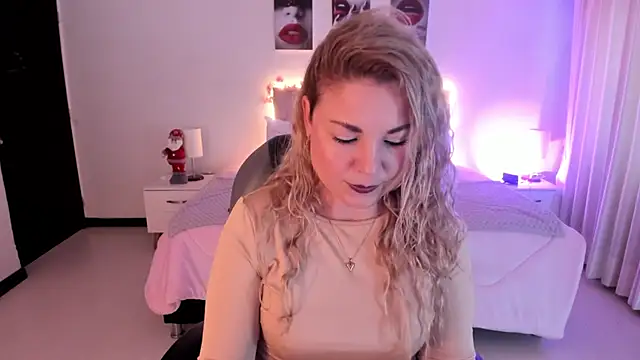 Snapshot of Violeta_Hotter chatting on 11.23.25 Violeta Hotter online show from 11.23.25