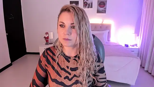 Snapshot of Violeta_Hotter chatting on 11.24.25 Violeta Hotter online show from 11.24.25