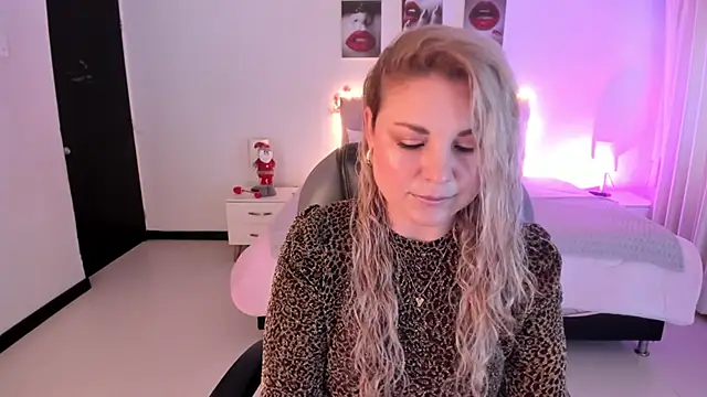 Snapshot of Violeta_Hotter chatting on 11.26.25 Violeta Hotter online show from 11.26.25