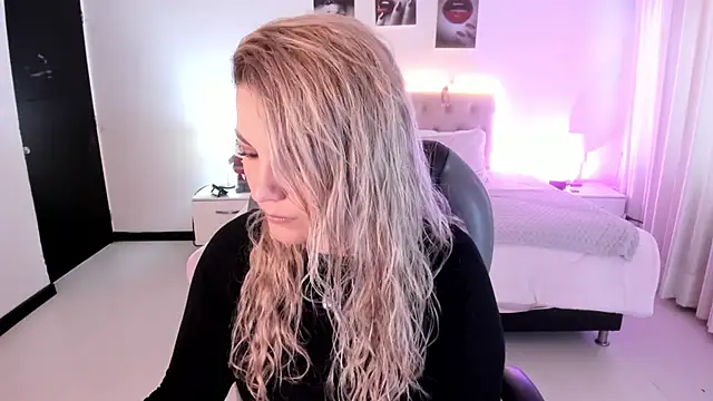 Snapshot of Violeta_Hotter chatting on 11.27.25 Violeta Hotter online show from 11.27.25