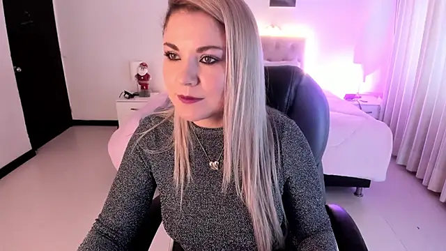 Snapshot of Violeta_Hotter chatting on 11.29.25 Violeta Hotter online show from 11.29.25