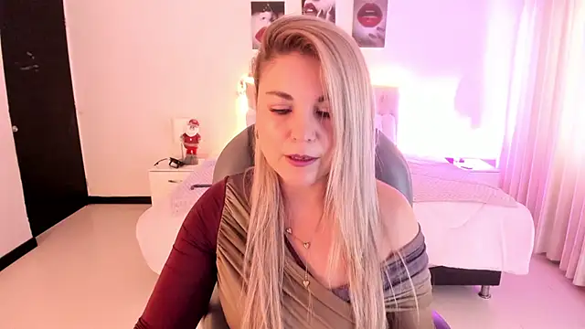 Snapshot of Violeta_Hotter chatting on 11.30.25 Violeta Hotter online show from 11.30.25