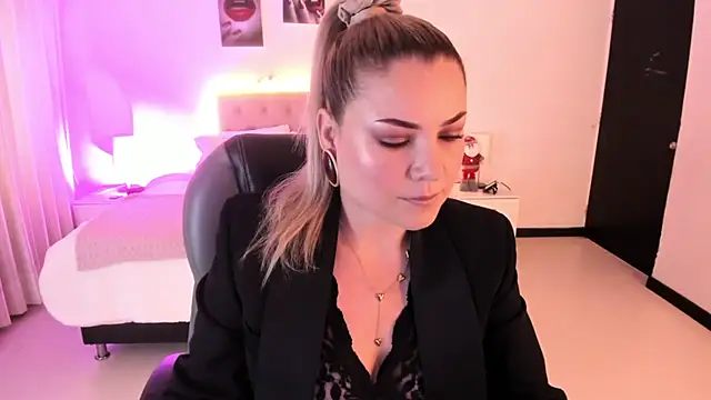 Snapshot of Violeta_Hotter chatting on 12.02.25 Violeta Hotter online show from 12.02.25