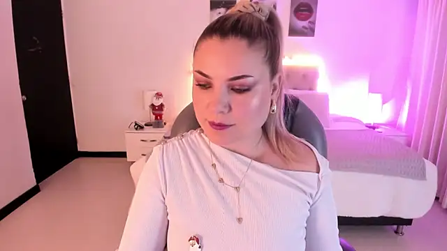 Snapshot of Violeta_Hotter chatting on 12.03.25 Violeta Hotter online show from 12.03.25