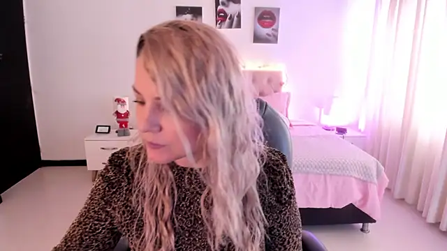 Snapshot of Violeta_Hotter chatting on 12.15.25 Violeta Hotter online show from 12.15.25