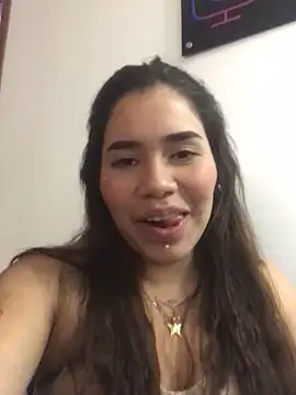 Snapshot of Saraa_lips chatting on 12.16.25 Saraa lips online show from 12.16.25