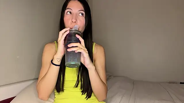 Snapshot of heyitsmia chatting on 12.04.25 heyitsmia online show from 12.04.25