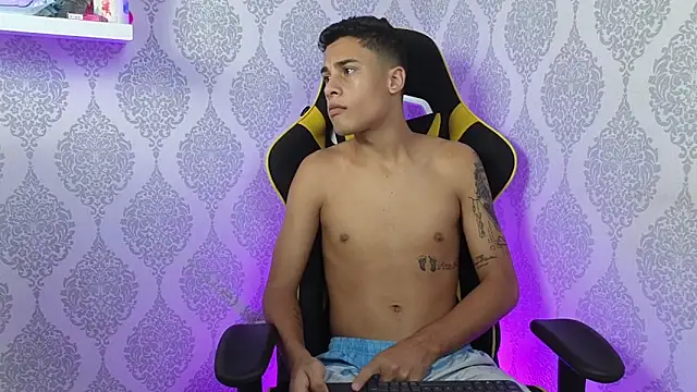 Snapshot of The_big_twink_x chatting on 11.25.25 The big twink x online show from 11.25.25