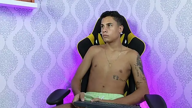 Snapshot of The_big_twink_x chatting on 12.04.25 The big twink x online show from 12.04.25