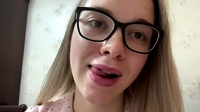 Snapshot of MichikoWienandt chatting on 12.02.25 MichikoWienandt online show from 12.02.25