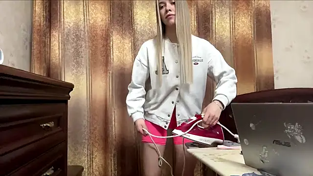 Snapshot of MichikoWienandt chatting on 12.04.25 MichikoWienandt online show from 12.04.25