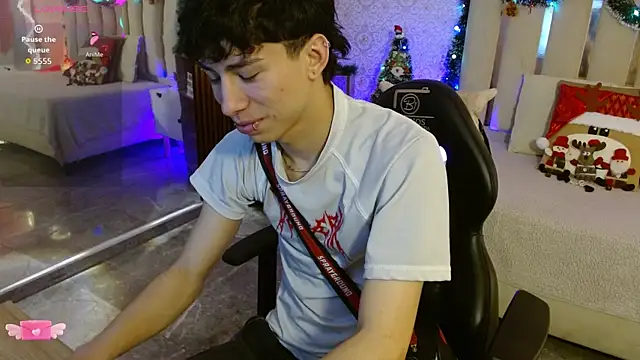 Snapshot of kaelwolf_tay chatting on 11.26.25 kaelwolf tay online show from 11.26.25