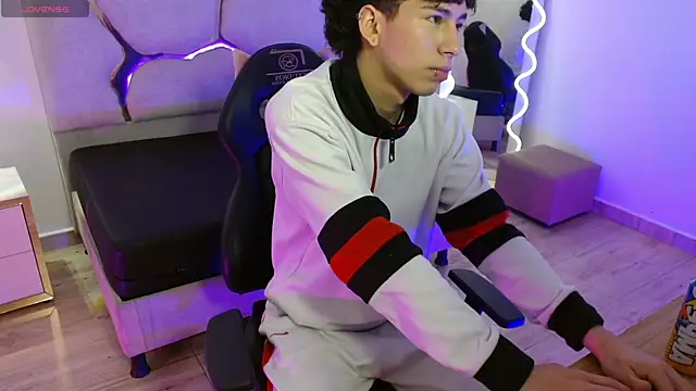 Snapshot of kaelwolf_tay chatting on 11.29.25 kaelwolf tay online show from 11.29.25