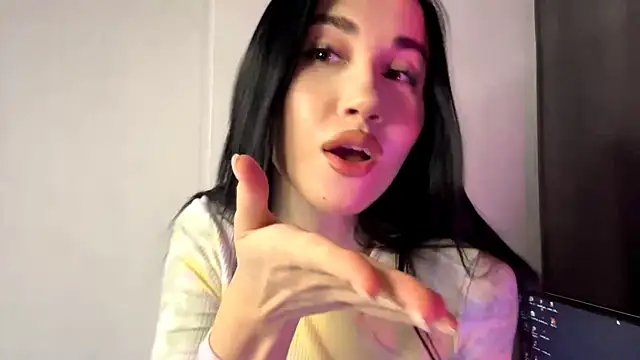 Snapshot of Beautyofnlka chatting on 11.28.25 Beautyofnlka online show from 11.28.25