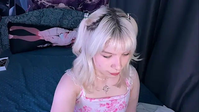 Snapshot of LolaDollyMur chatting on 12.15.25 LolaDollyMur online show from 12.15.25