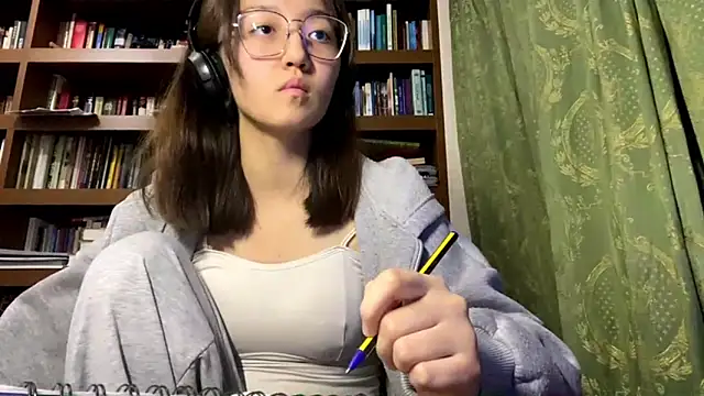 Snapshot of LinaClous chatting on 12.16.25 LinaClous online show from 12.16.25