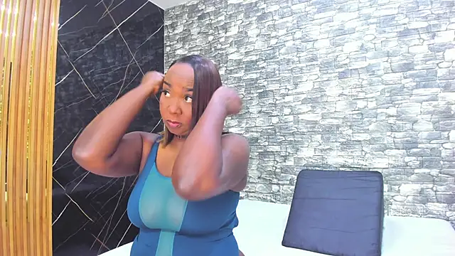 Snapshot of ZoeCollin chatting on 12.05.25 ZoeCollin online show from 12.05.25