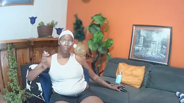 Snapshot of SexyCurves9 chatting on 12.17.25 SexyCurves9 online show from 12.17.25