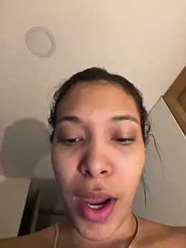 Snapshot of KarolRojas_22 chatting on 06.10.26 KarolRojas 22 online show from 06.10.26