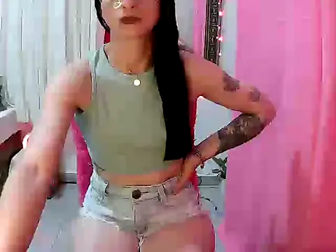 Snapshot of MissDominicc chatting on 12.14.25 MissDominicc online show from 12.14.25